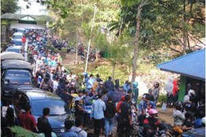 Nampak sejumlah kendaraan antri saat mau masuk ke obyek wisata Palutungan.